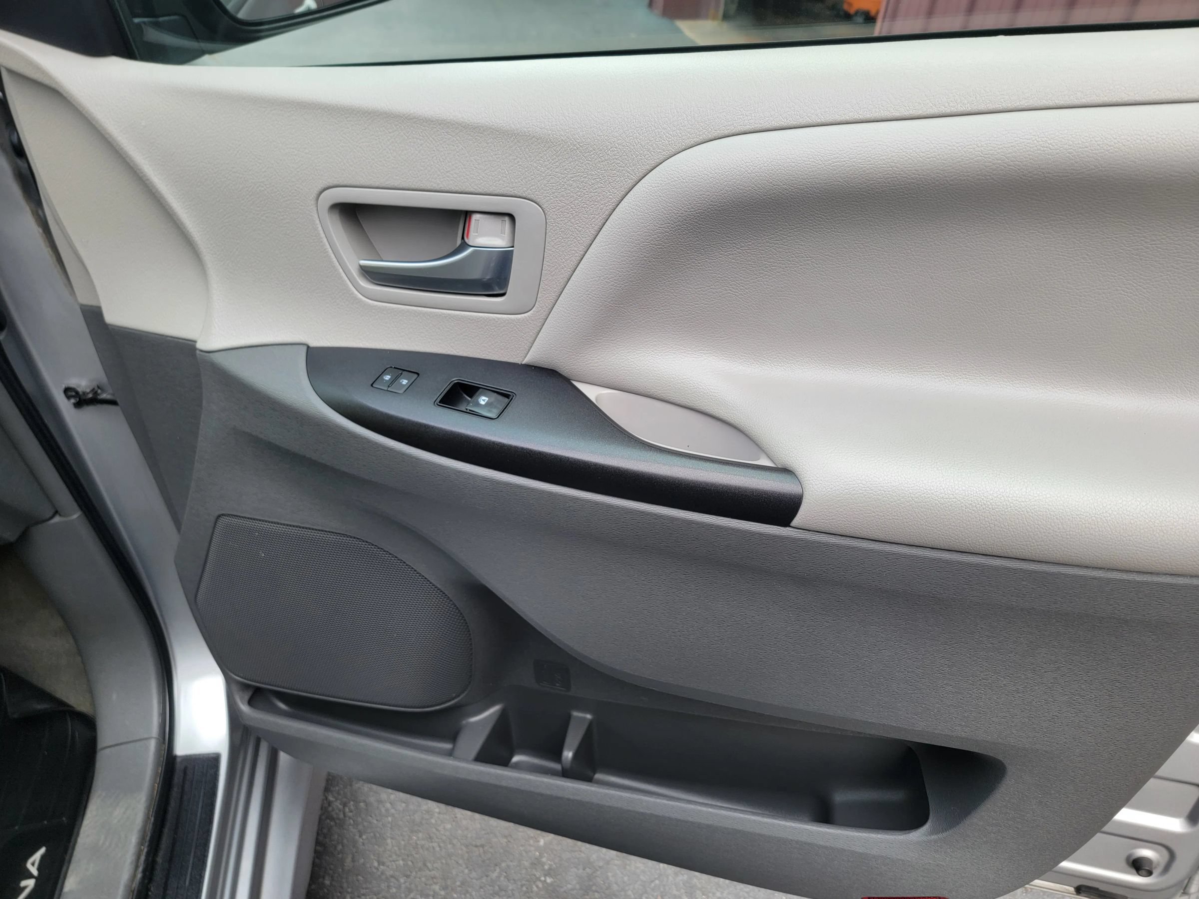 Used 2018 Toyota Sienna LE w/ Carpet Mat Package FWD image 27