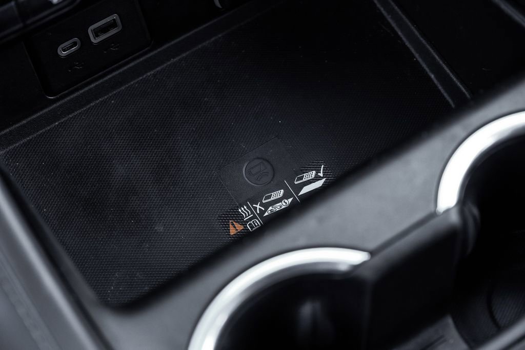 Used 2022 Chevrolet Suburban LT w/ Luxury Package image 27