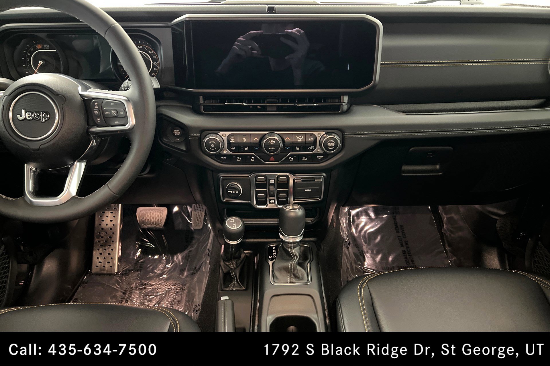 Used 2025 Jeep Wrangler Sahara image 13