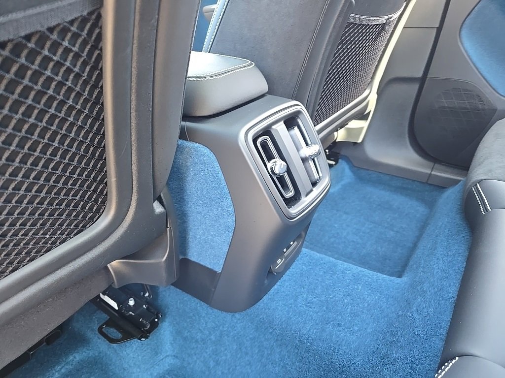 Certified 2023 Volvo XC40 Recharge Ultimate image 11