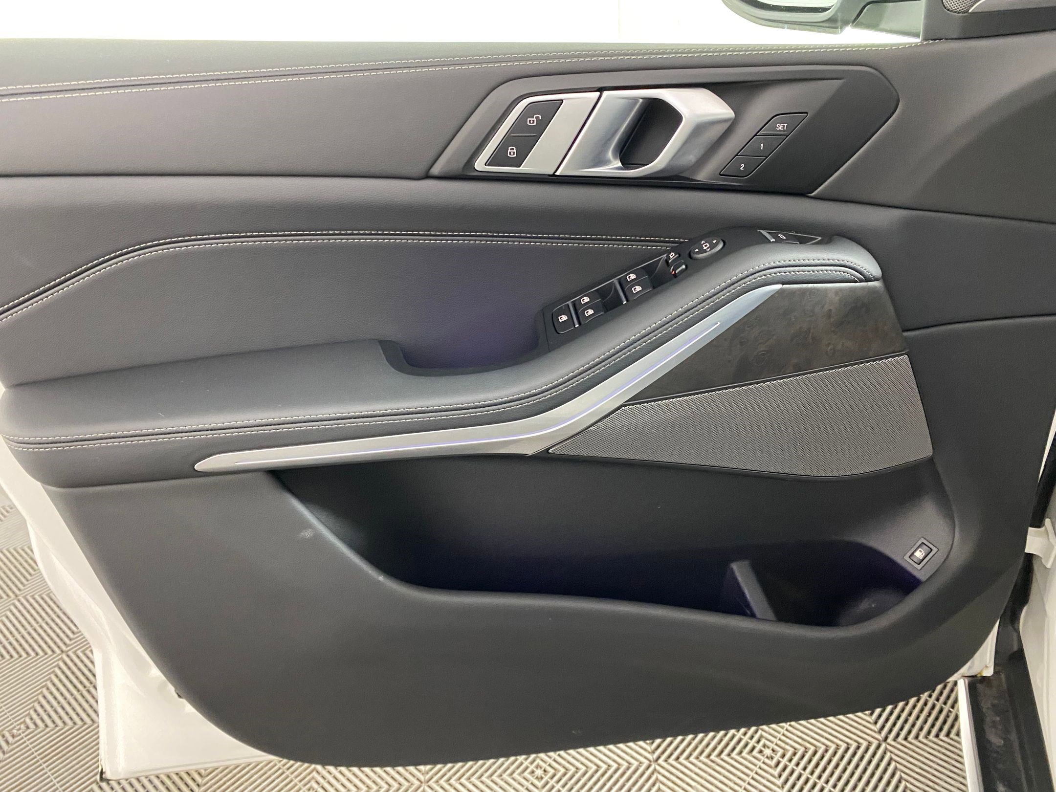 Used 2025 BMW X5 xDrive50e w/ Premium Package image 12