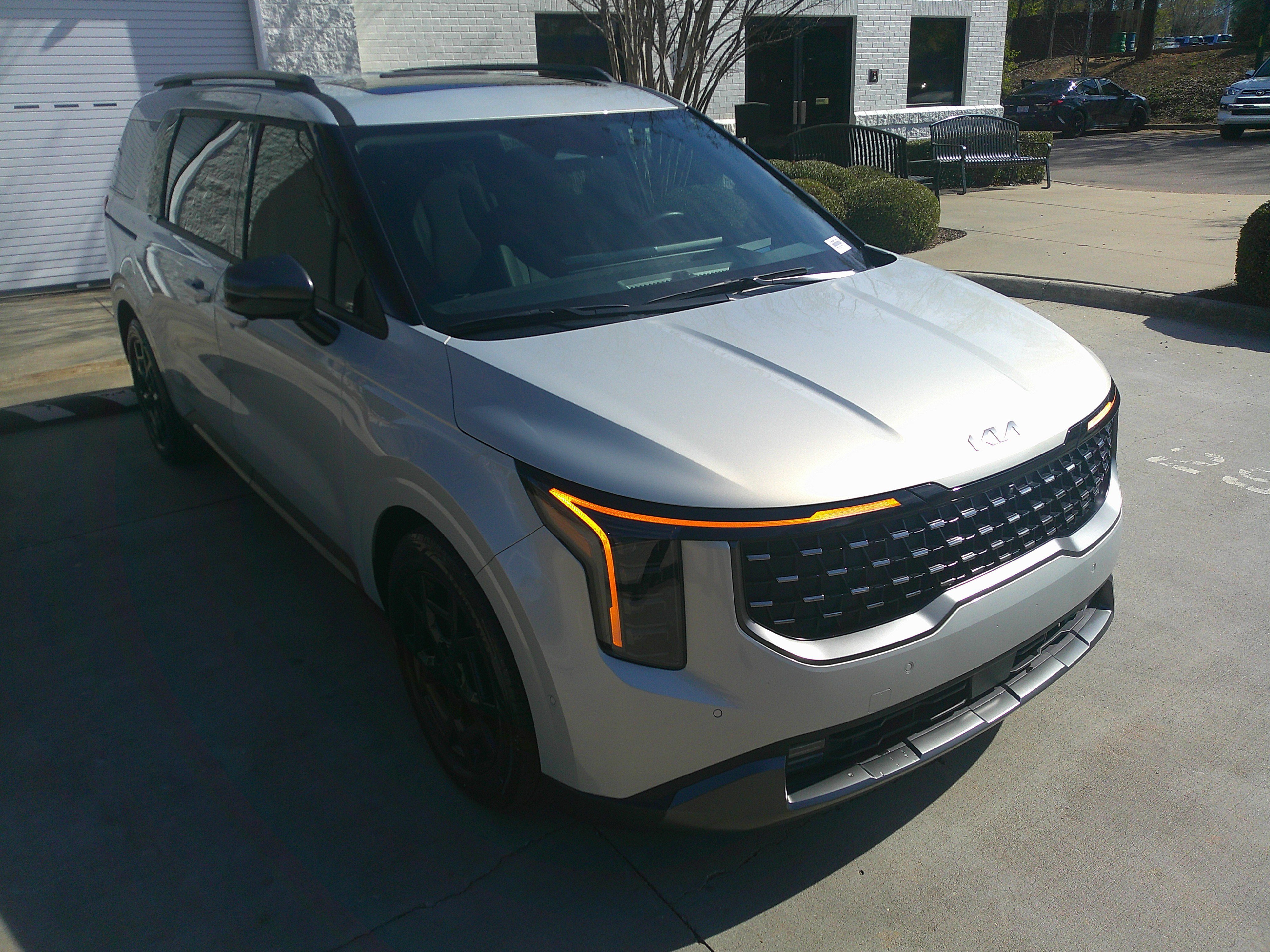 Used 2025 Kia Carnival SX Prestige image 2