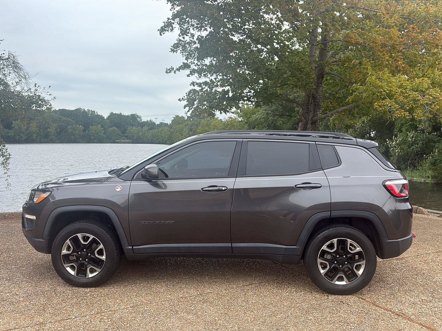 Used 2017 Jeep Compass Trailhawk w/ Popular Equipment Group AWD/4WD image 10