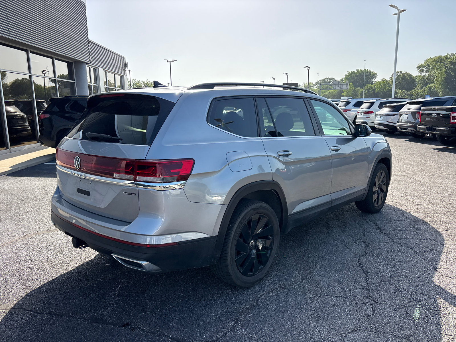 Used 2024 Volkswagen Atlas SE w/ Black Wheel Package AWD/4WD image 7