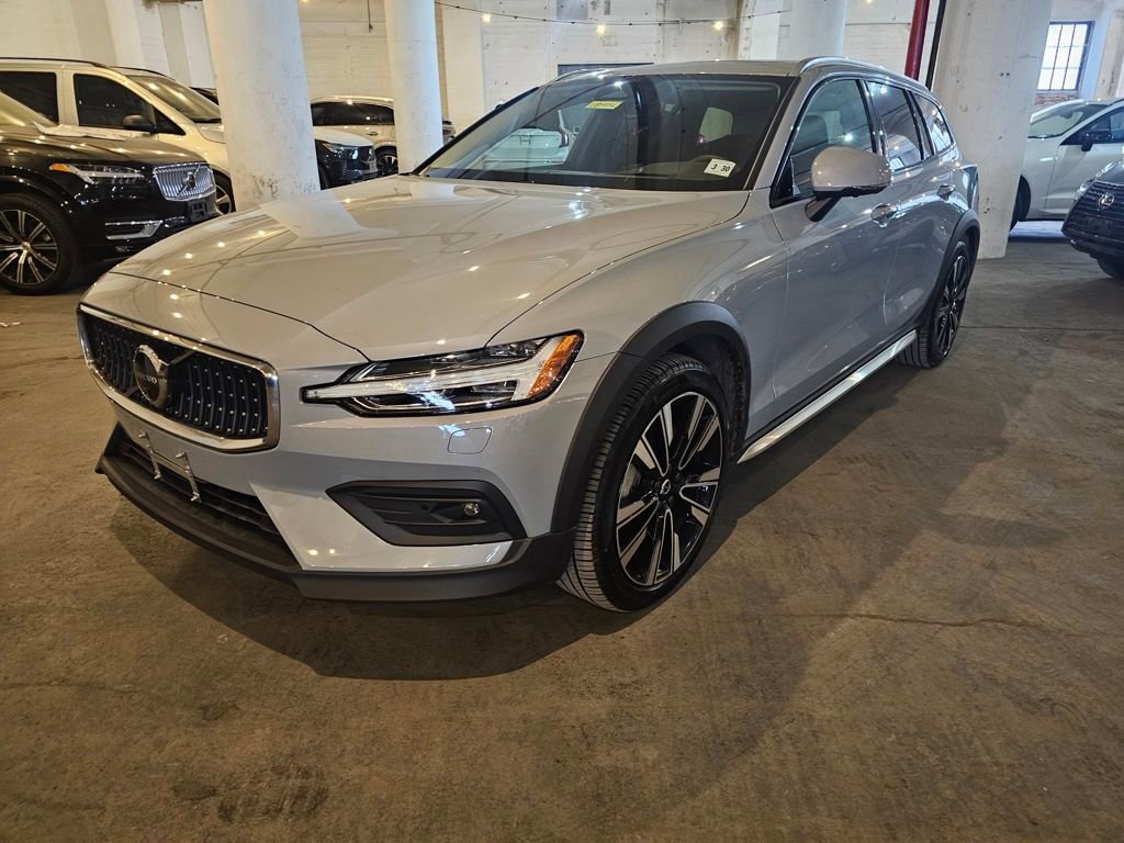 Certified 2025 Volvo V60 B5 Cross Country Ultra image 1