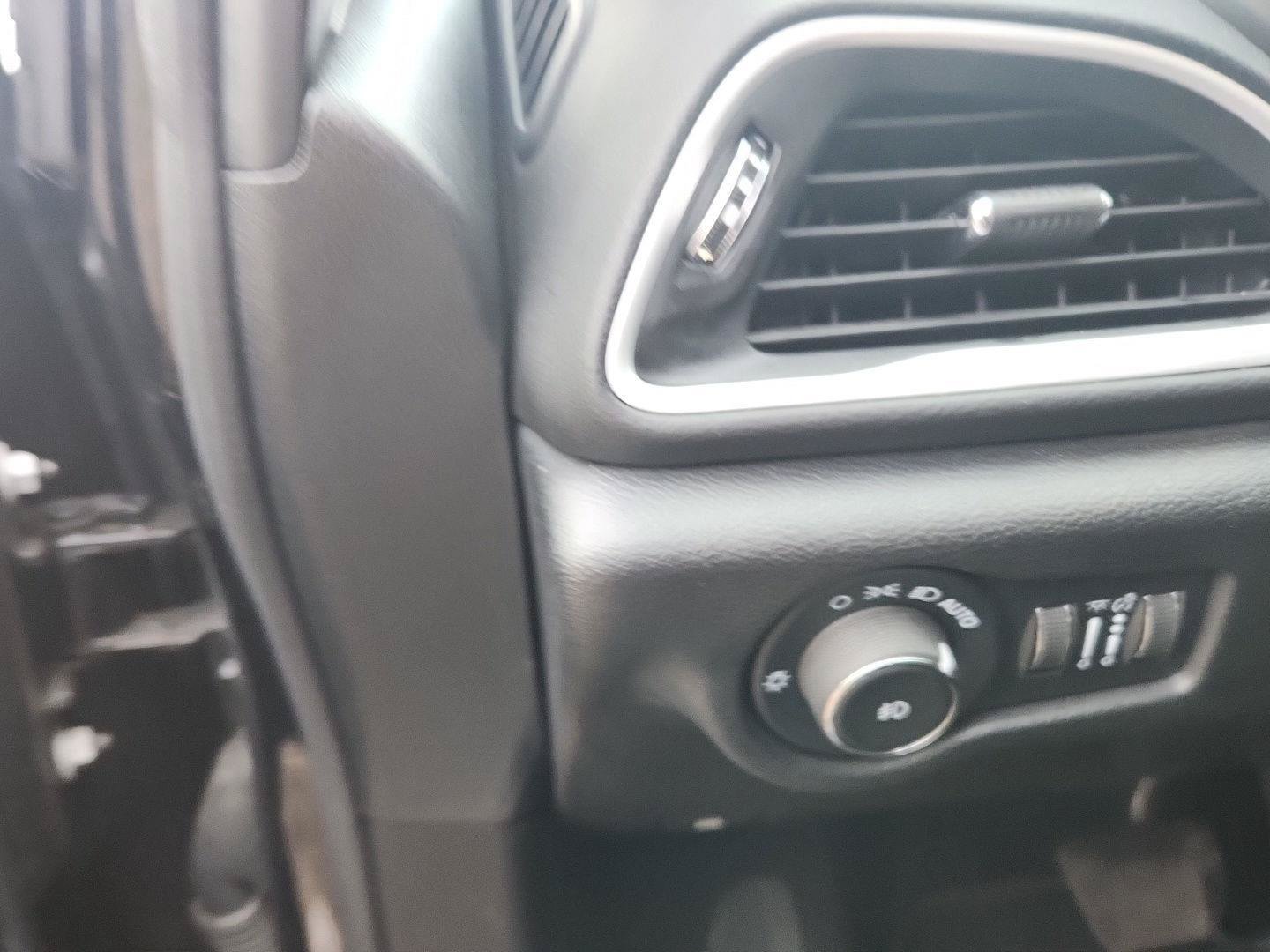 Used 2025 Chrysler Pacifica Select FWD image 13