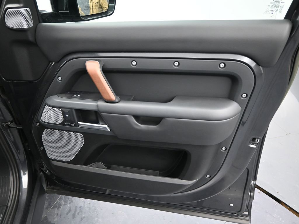 Used 2023 Land Rover Defender 130 X-Dynamic SE image 28