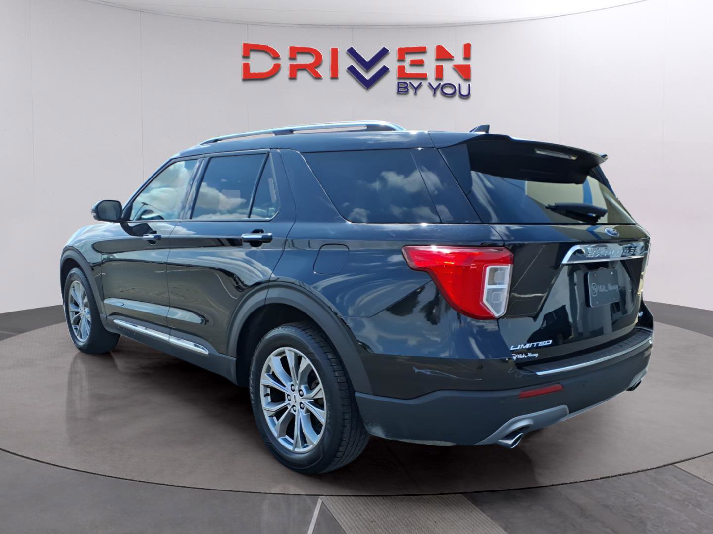 Used 2023 Ford Explorer Limited w/ Equipment Group 301A AWD/4WD image 3