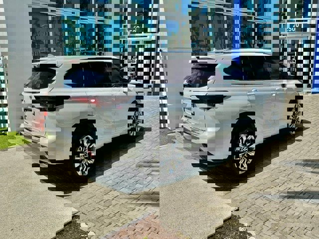 Used 2025 Toyota Highlander Platinum image 6