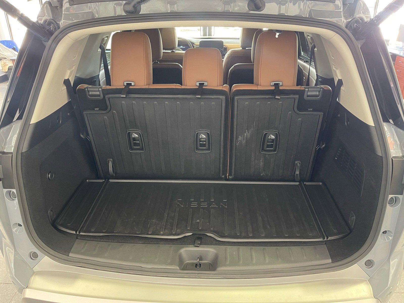 Used 2025 Nissan Pathfinder Platinum FWD image 36