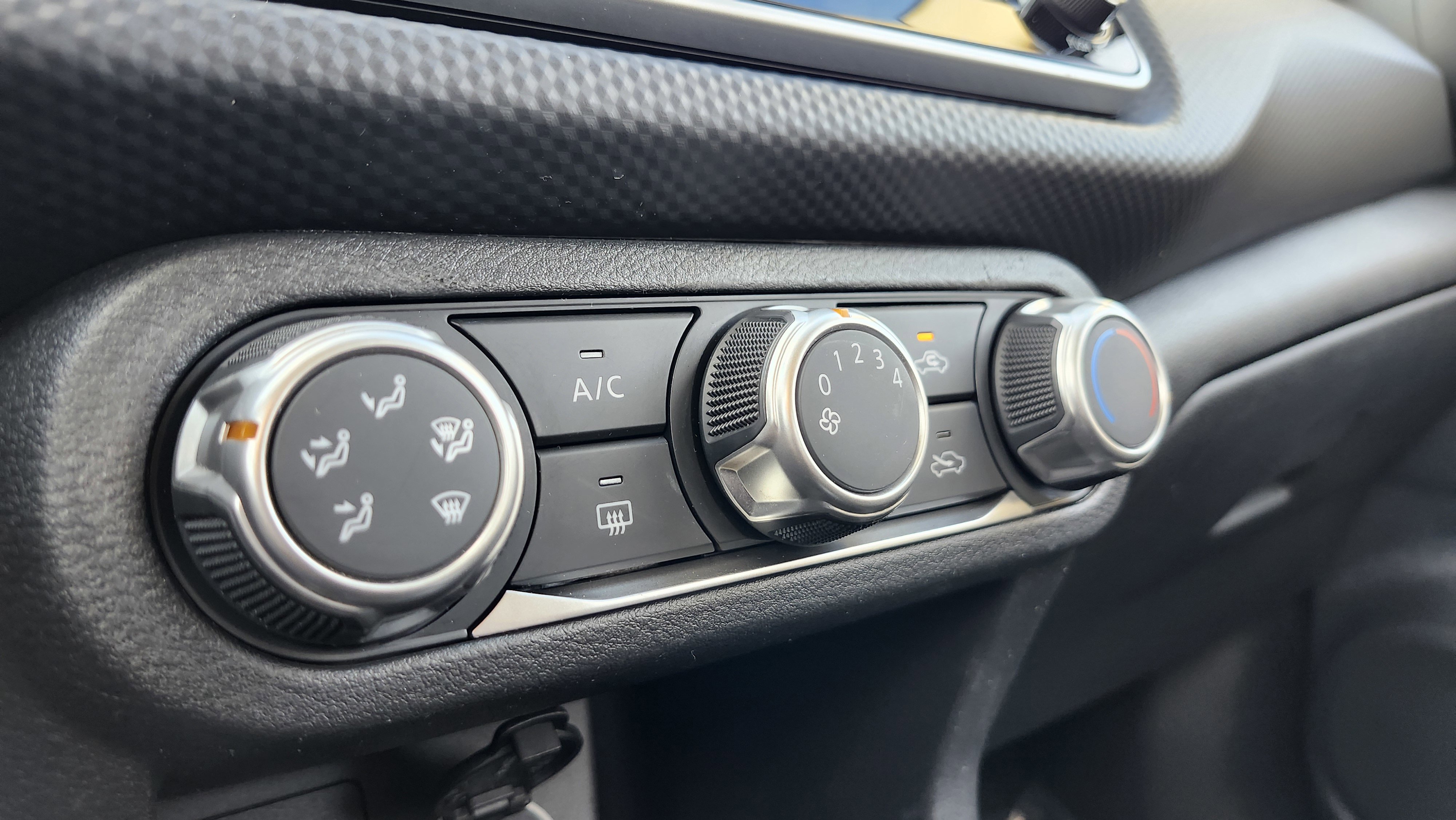 Used 2022 Nissan Kicks S image 29