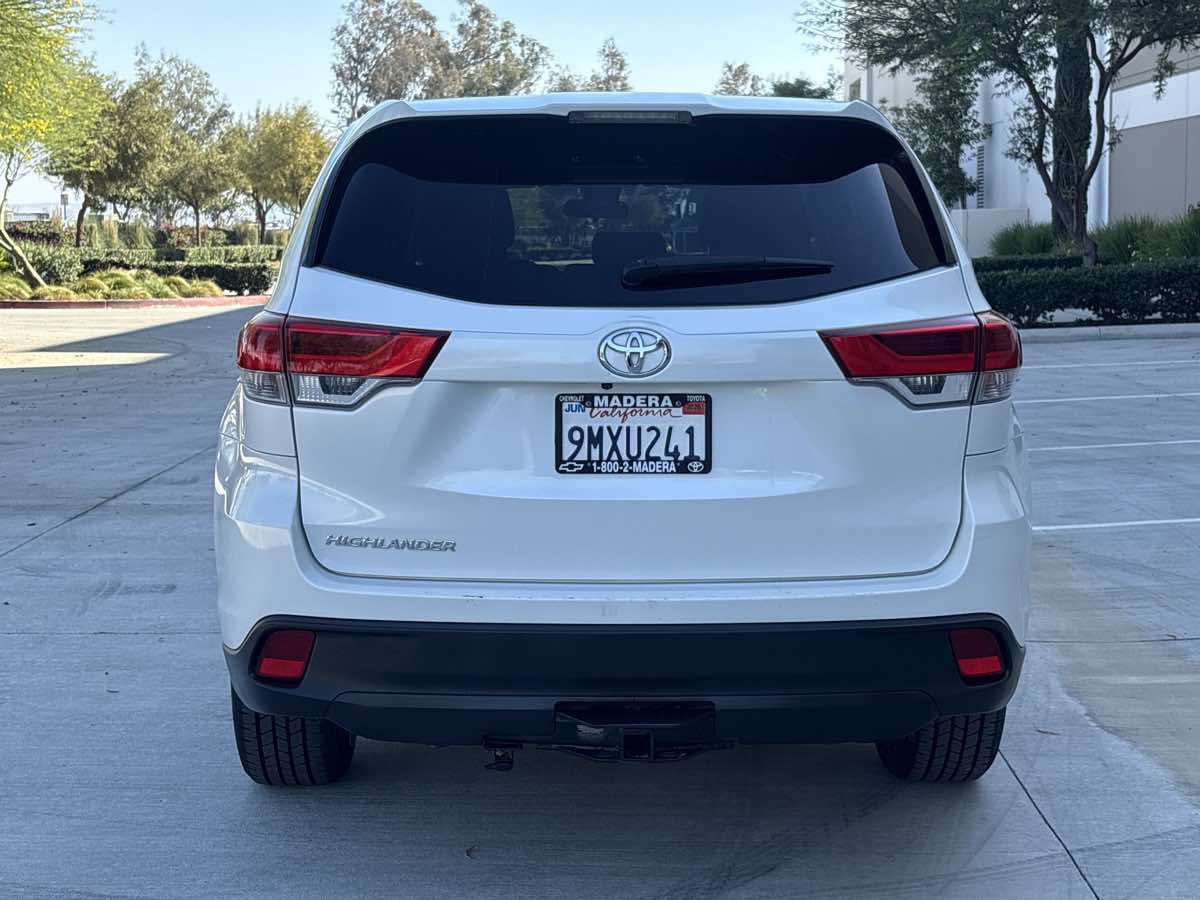 Used 2018 Toyota Highlander LE image 4