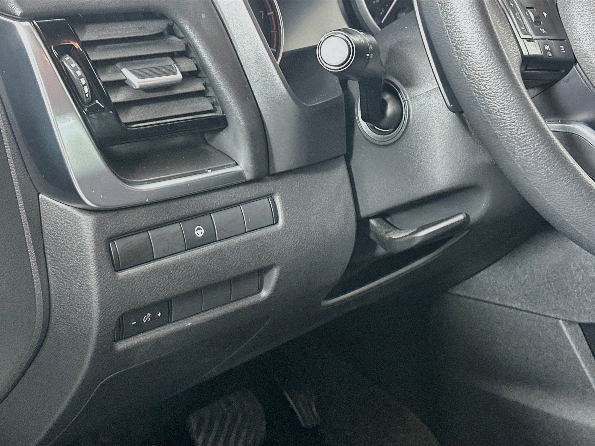 Used 2022 Nissan Rogue SV FWD image 17
