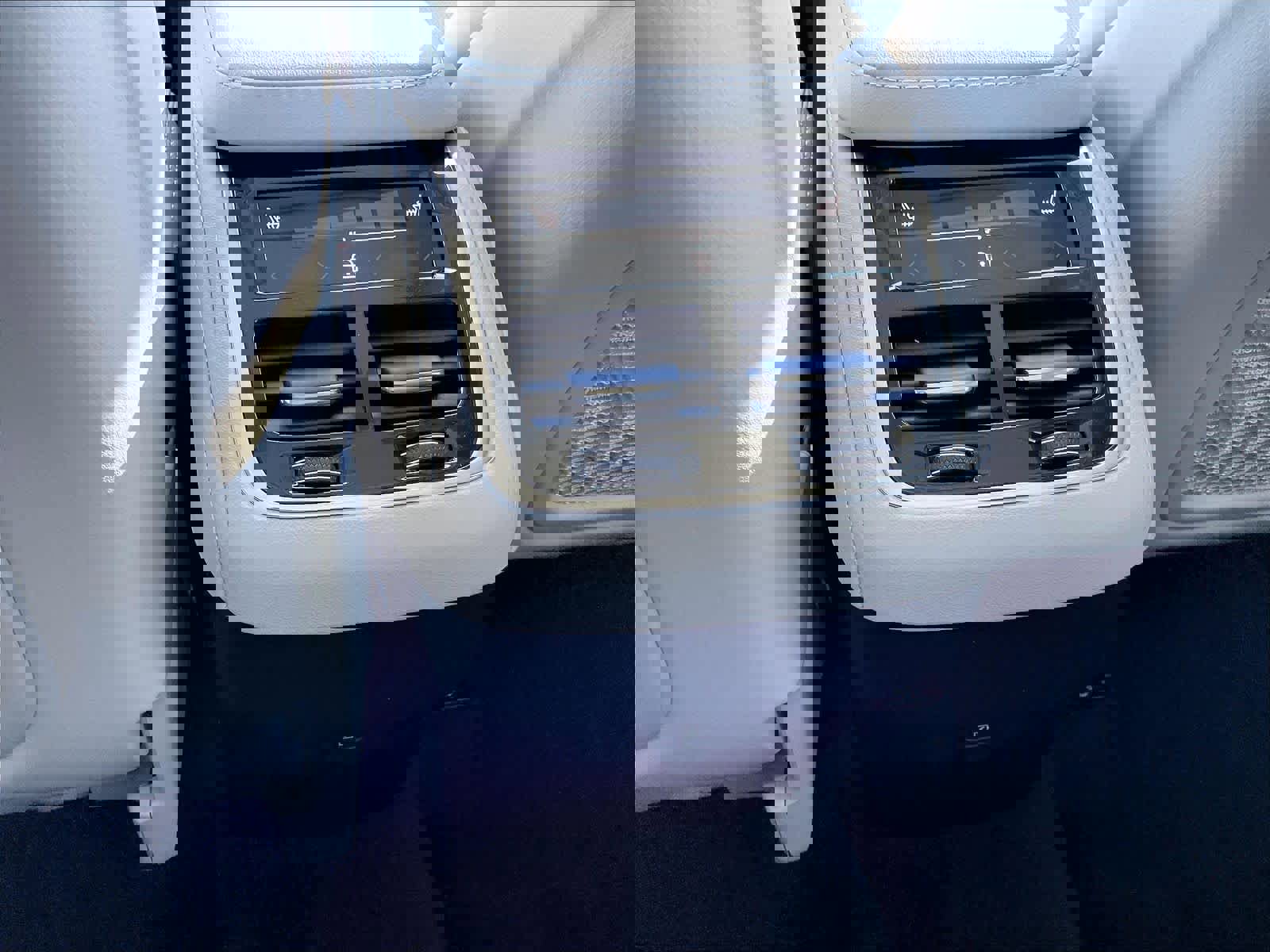 New 2026 Volvo XC90 B6 Ultra w/ Protection Package image 16