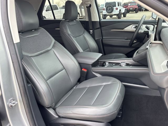 Used 2025 Ford Explorer Active w/ Active Comfort Package image 31