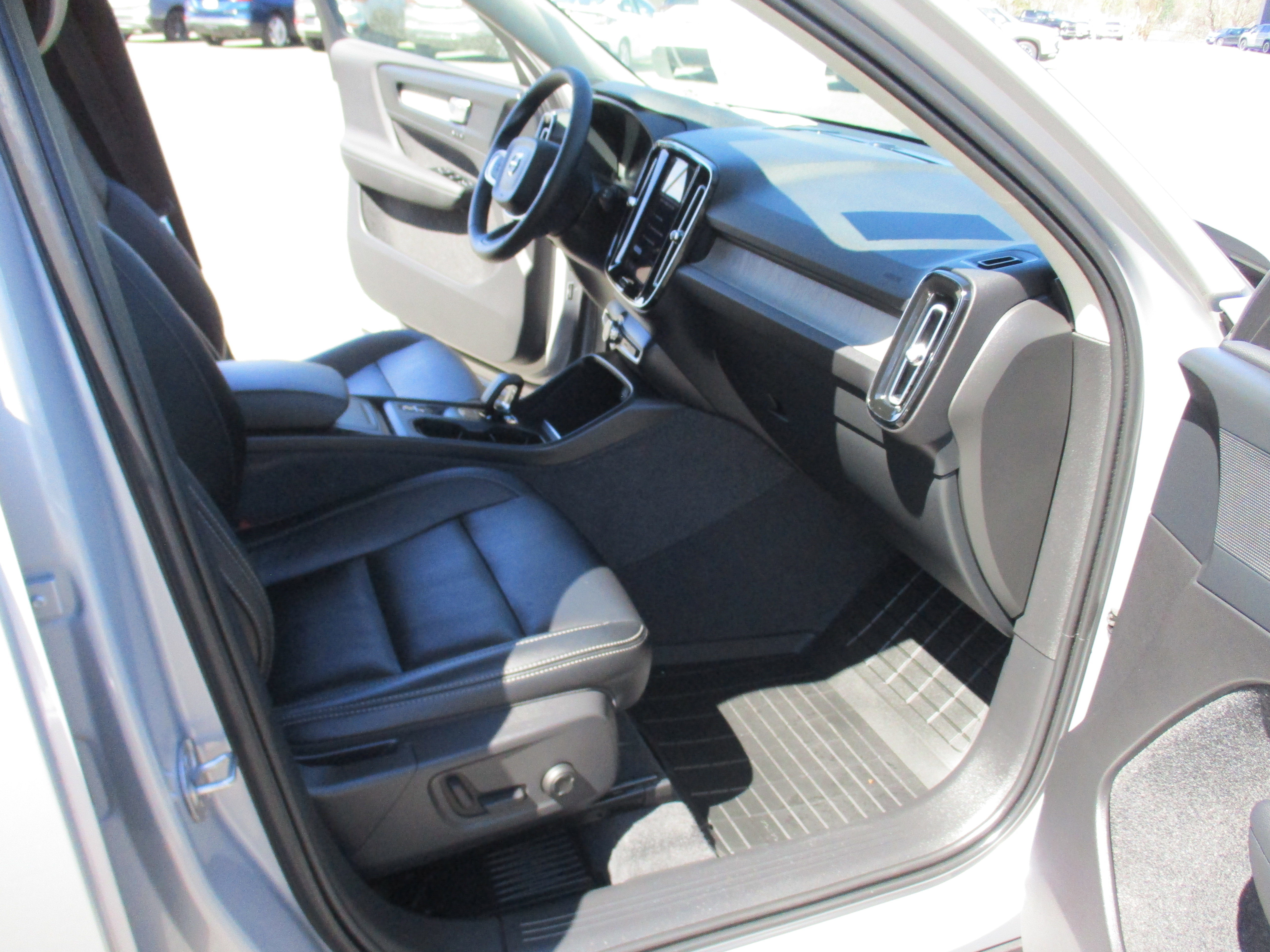 Certified 2023 Volvo XC40 B5 Core w/ Convenience Package AWD/4WD image 14