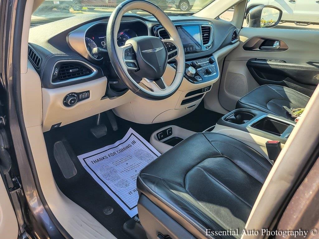 Used 2017 Chrysler Pacifica Limited image 10