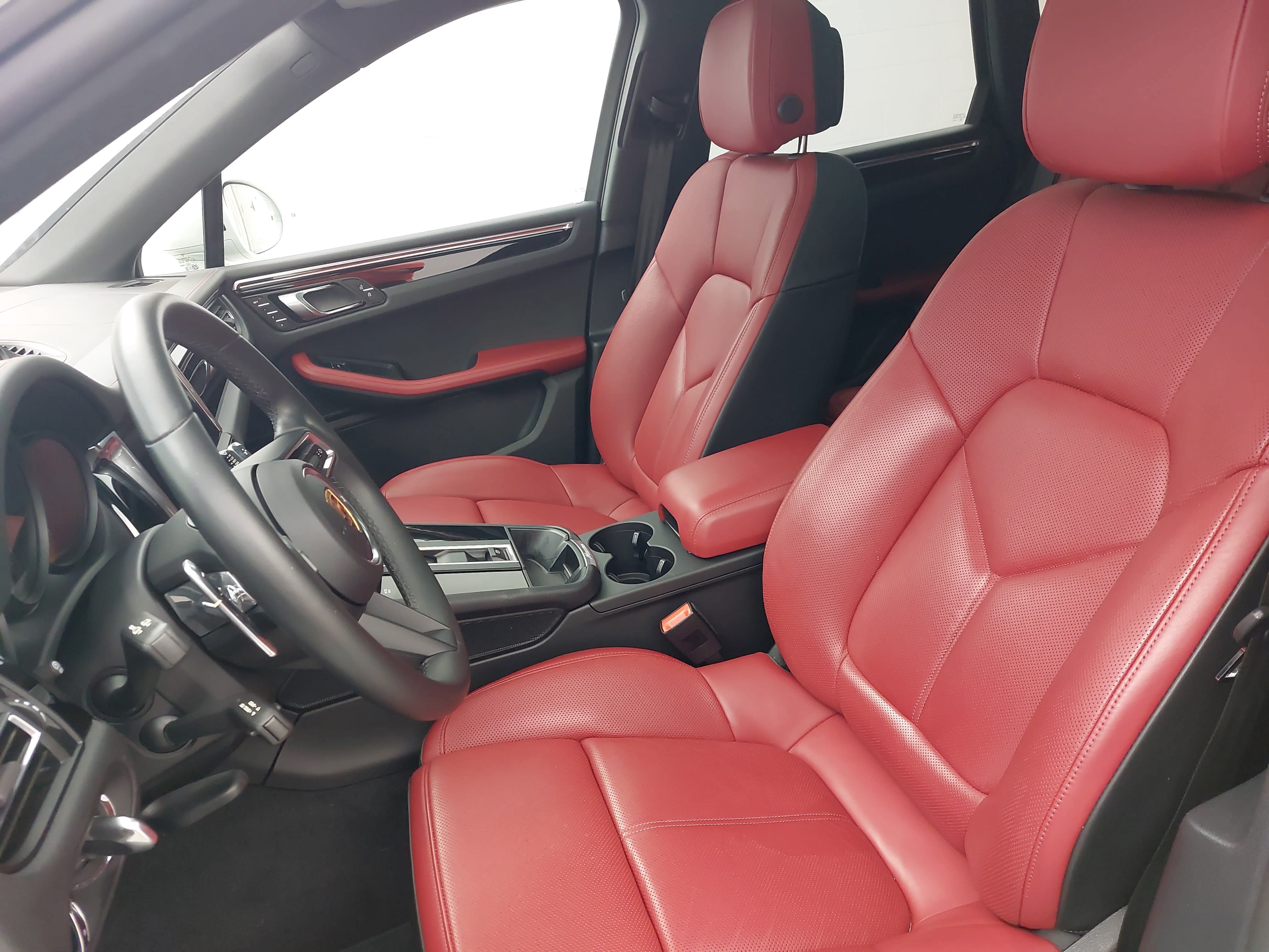 Certified 2025 Porsche Macan AWD/4WD image 5