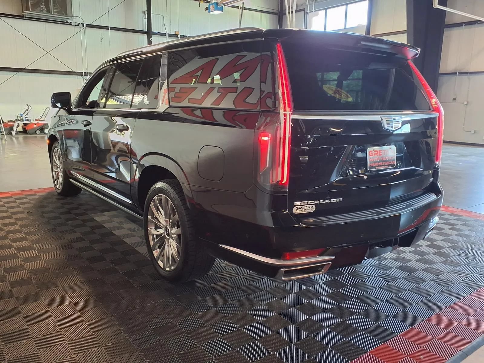 Used 2021 Cadillac Escalade ESV Premium Luxury w/ Driver Assist Tech Package AWD/4WD image 5