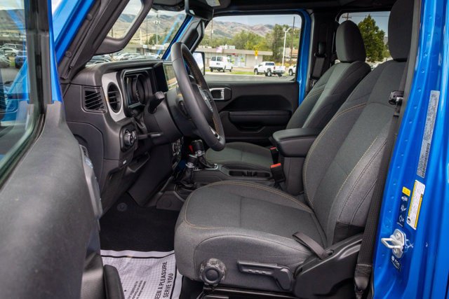 Used 2024 Jeep Gladiator Sport w/ Dual Top Group AWD/4WD image 6