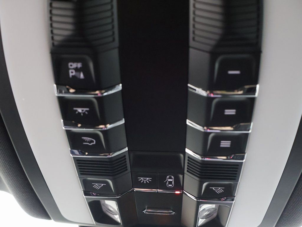 Used 2023 Porsche Macan S image 9