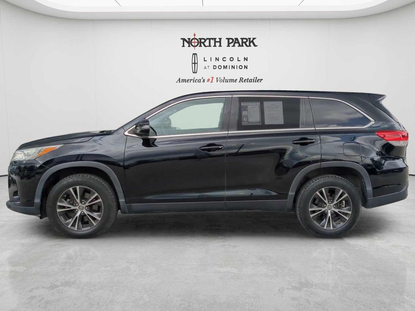 Used 2019 Toyota Highlander LE FWD image 2