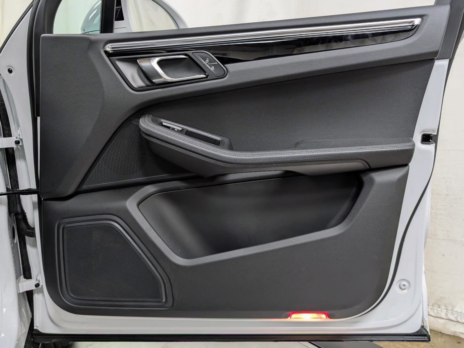 Used 2025 Porsche Macan image 24