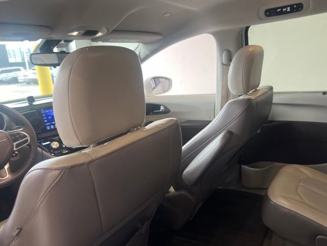 Used 2017 Chrysler Pacifica Touring-L FWD image 12