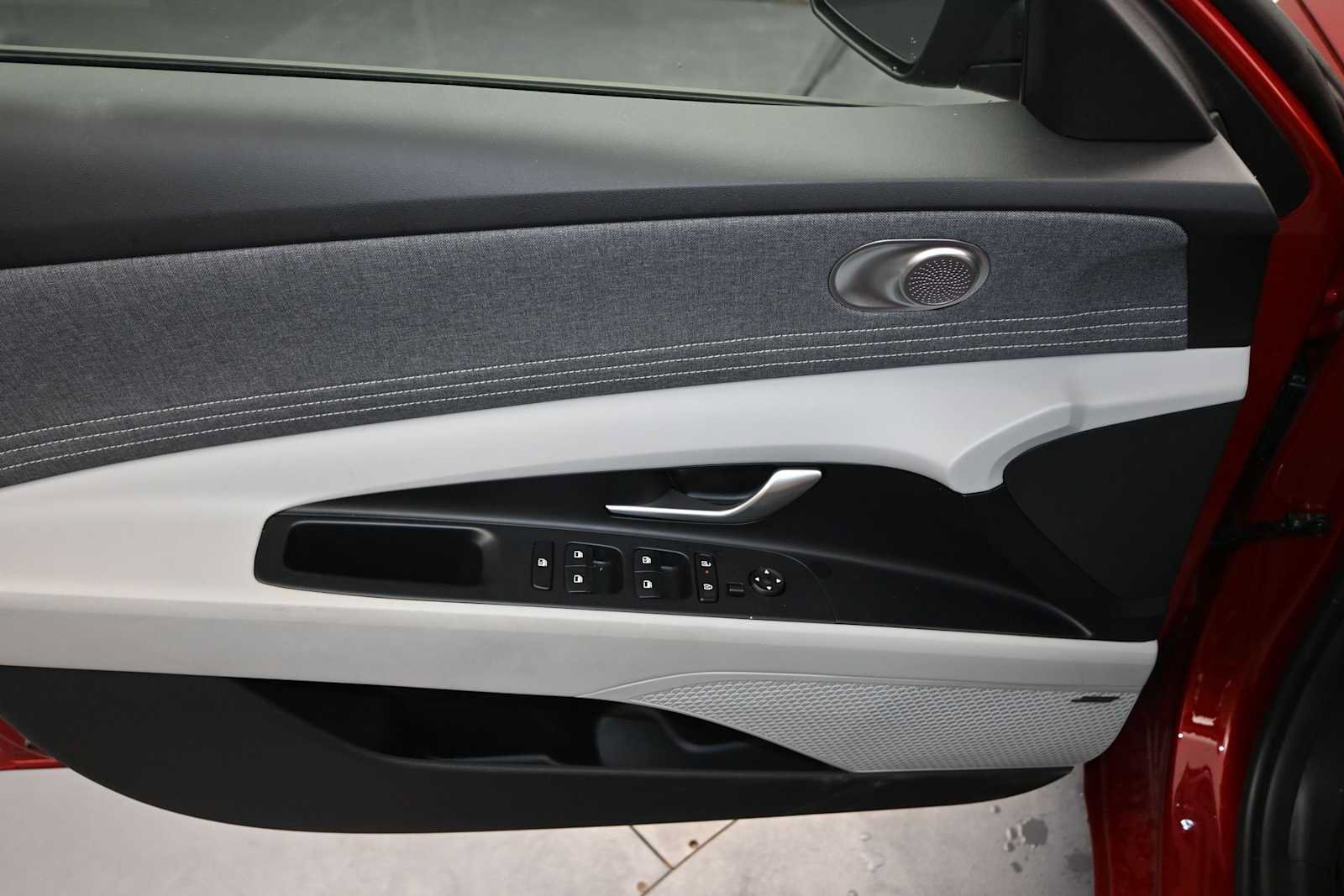 Used 2025 Hyundai Elantra Limited FWD image 12