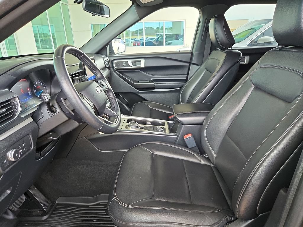 Used 2020 Ford Explorer XLT w/ Equipment Group 202A AWD/4WD image 9
