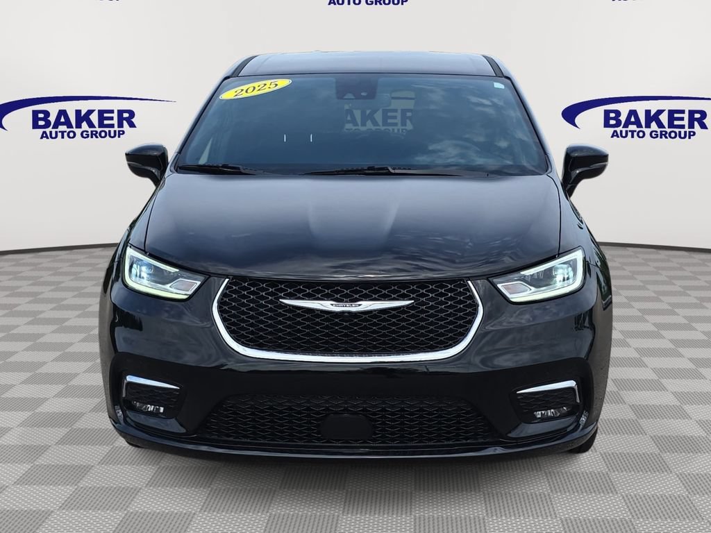 Used 2025 Chrysler Pacifica Select FWD image 2
