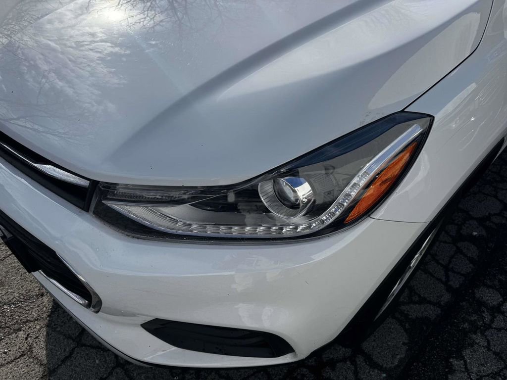 Used 2021 Chevrolet Trax LT w/ LT Convenience Package image 8