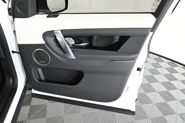 Used 2022 Land Rover Discovery Sport SE image 14