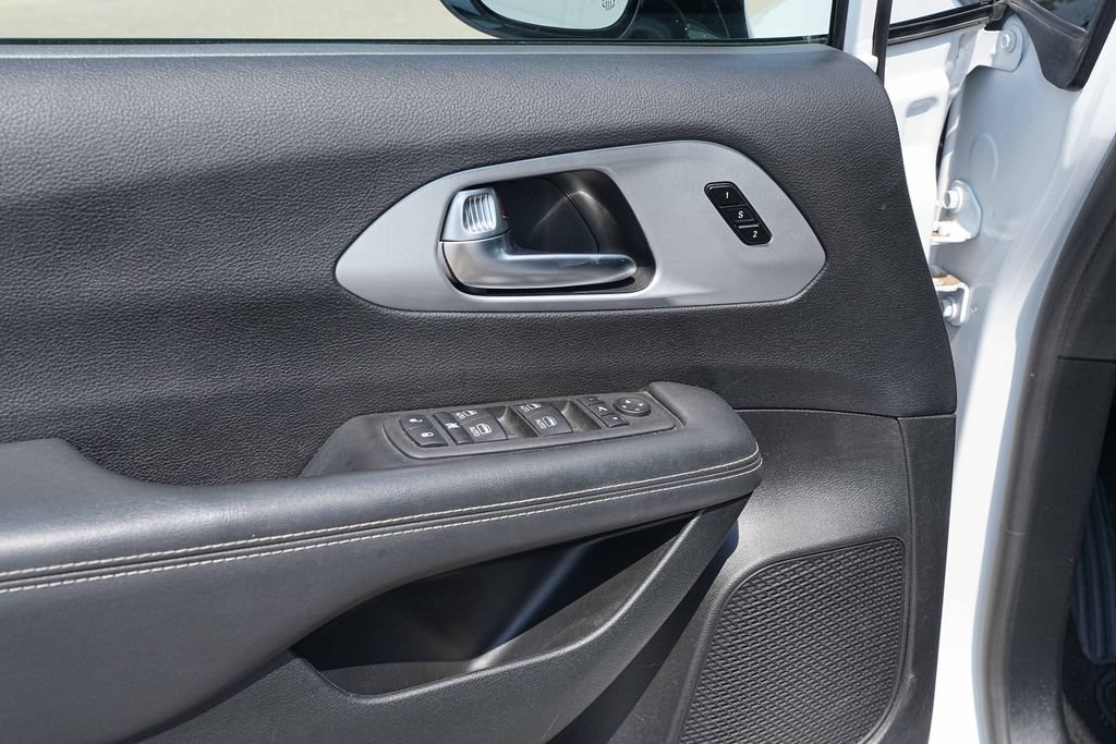 Used 2025 Chrysler Pacifica Limited FWD image 26