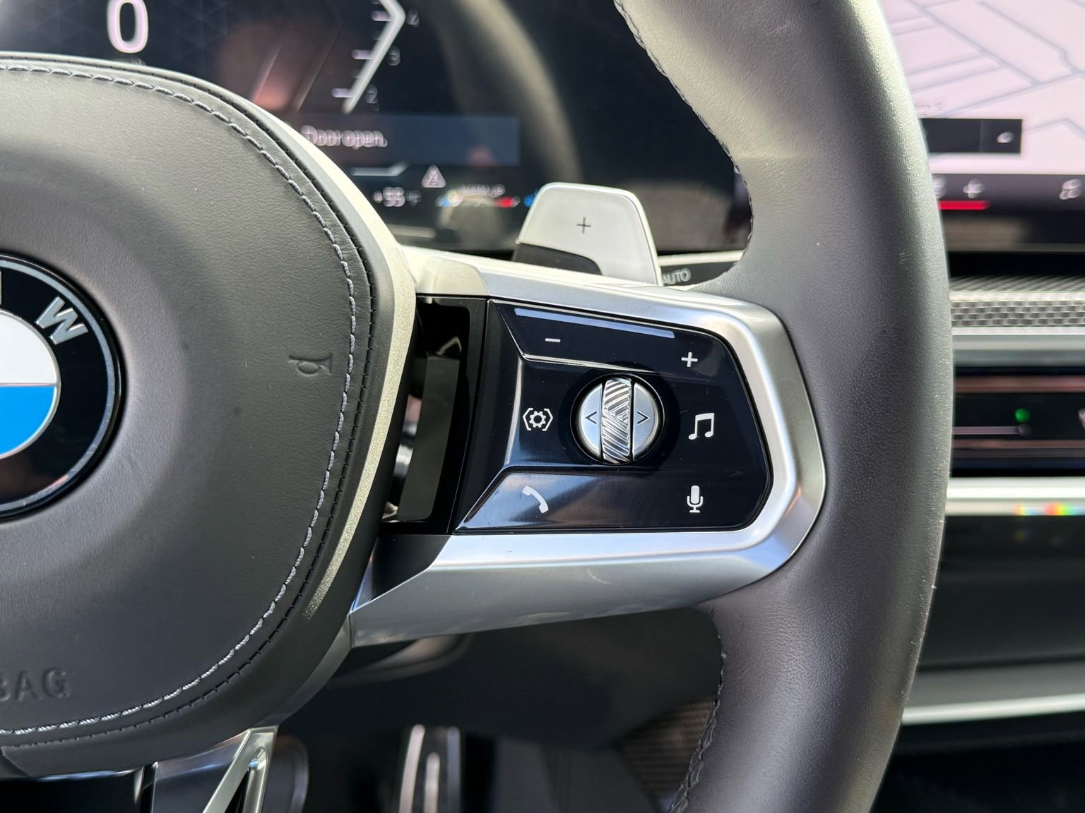 Used 2025 BMW 760i xDrive w/ Premium Package image 29