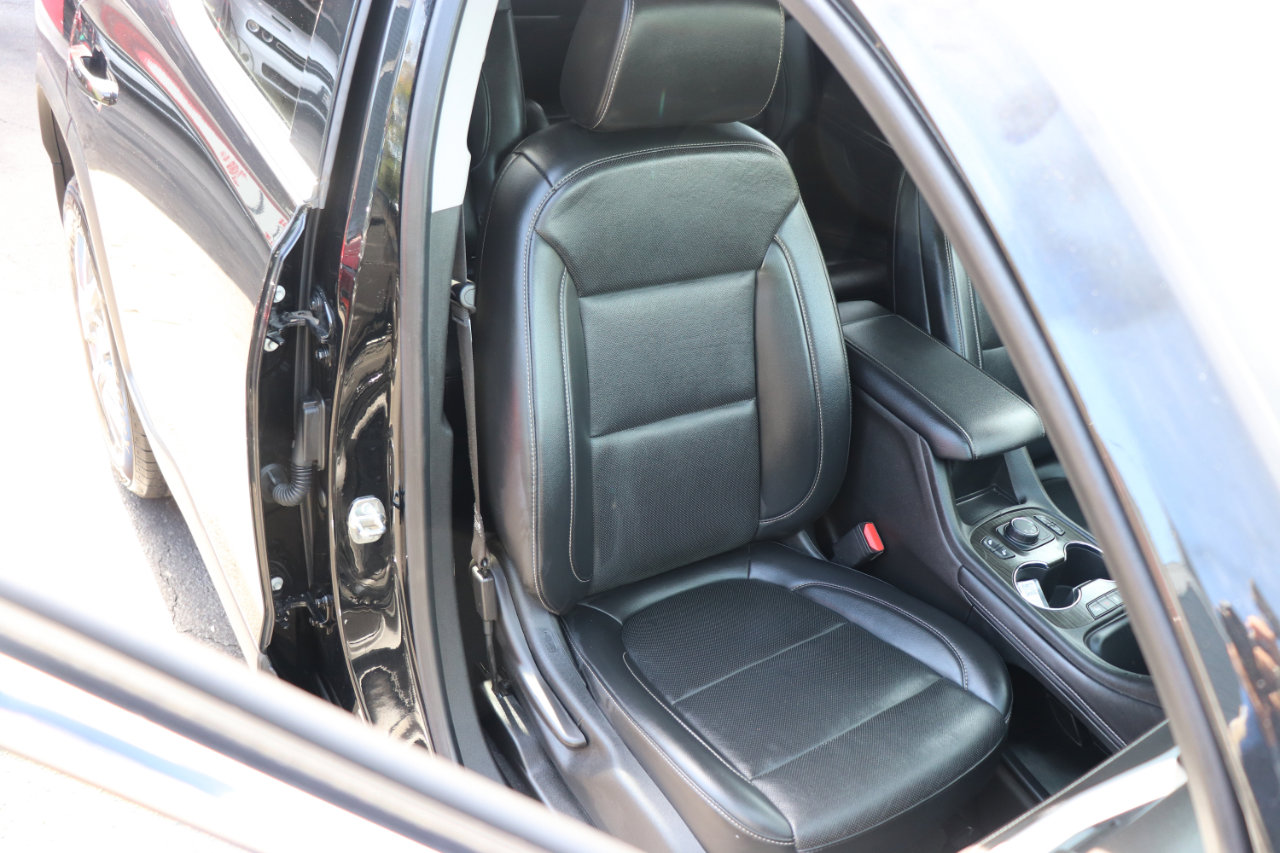 Used 2023 GMC Acadia SLT image 16