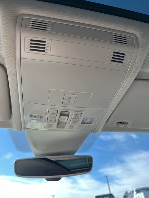 Used 2018 Volkswagen Tiguan SEL Premium image 41