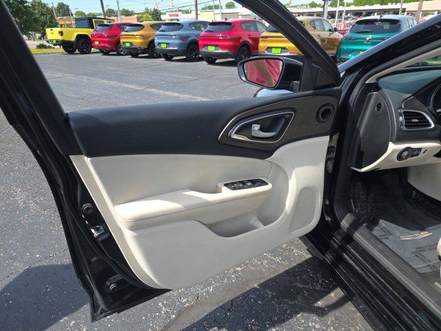 Used 2016 Chrysler 200 Limited FWD image 10
