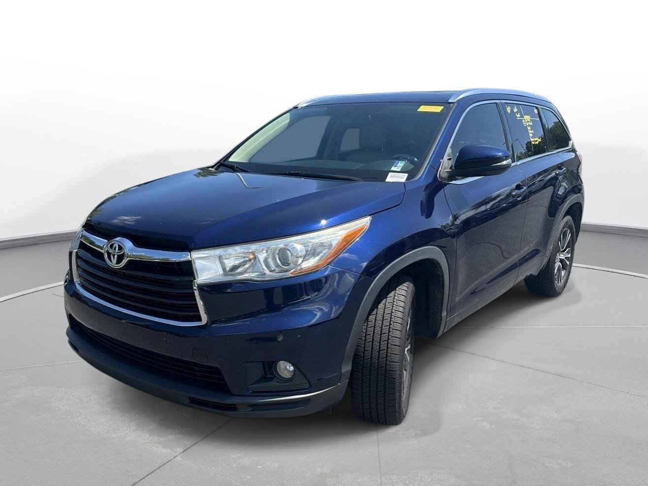 Used 2016 Toyota Highlander XLE FWD image 2