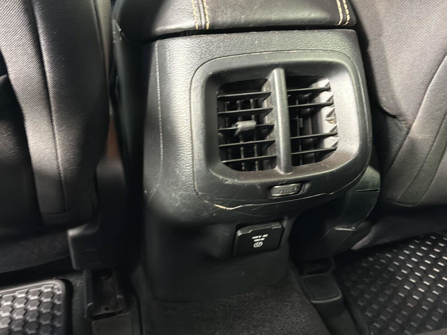 Used 2015 Jeep Cherokee Latitude w/ Cold Weather Group FWD image 19