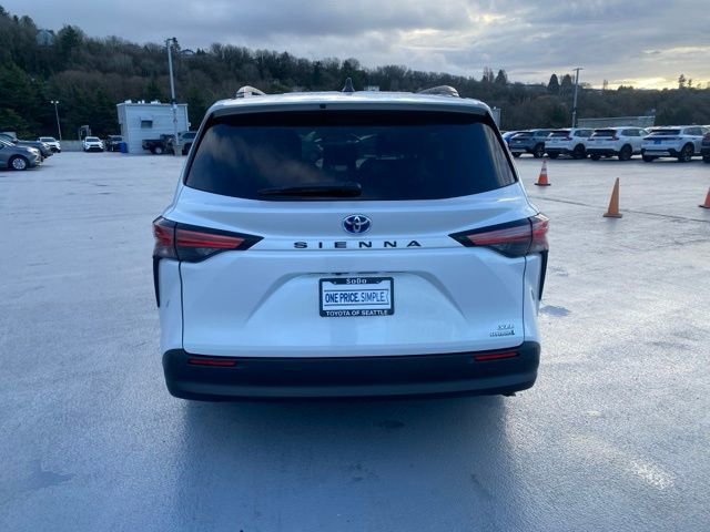 Used 2022 Toyota Sienna XLE image 7