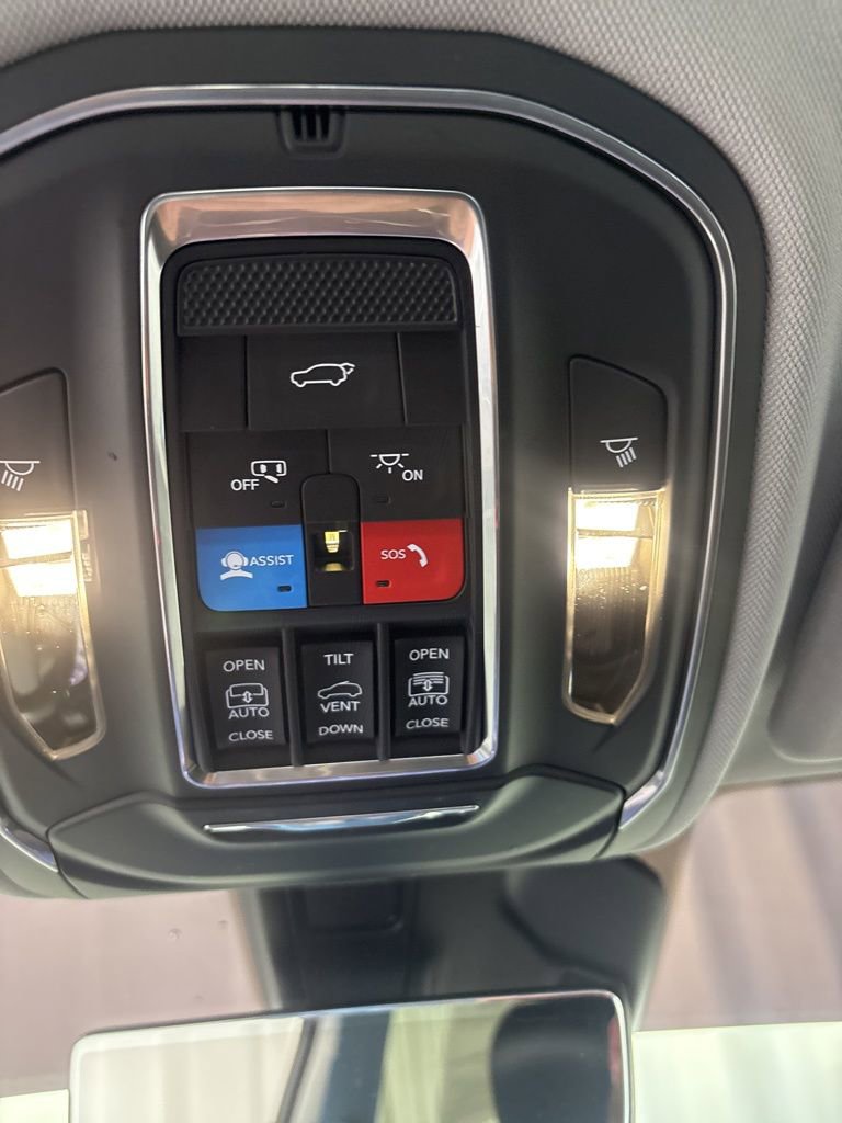 Used 2021 Jeep Grand Cherokee L Limited w/ Luxury Tech Group II image 14