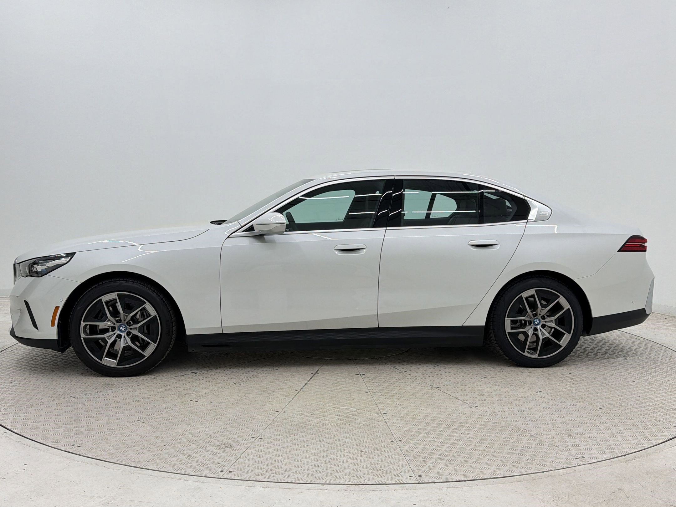 Certified 2024 BMW i5 eDrive40i w/ M Sport Package image 2