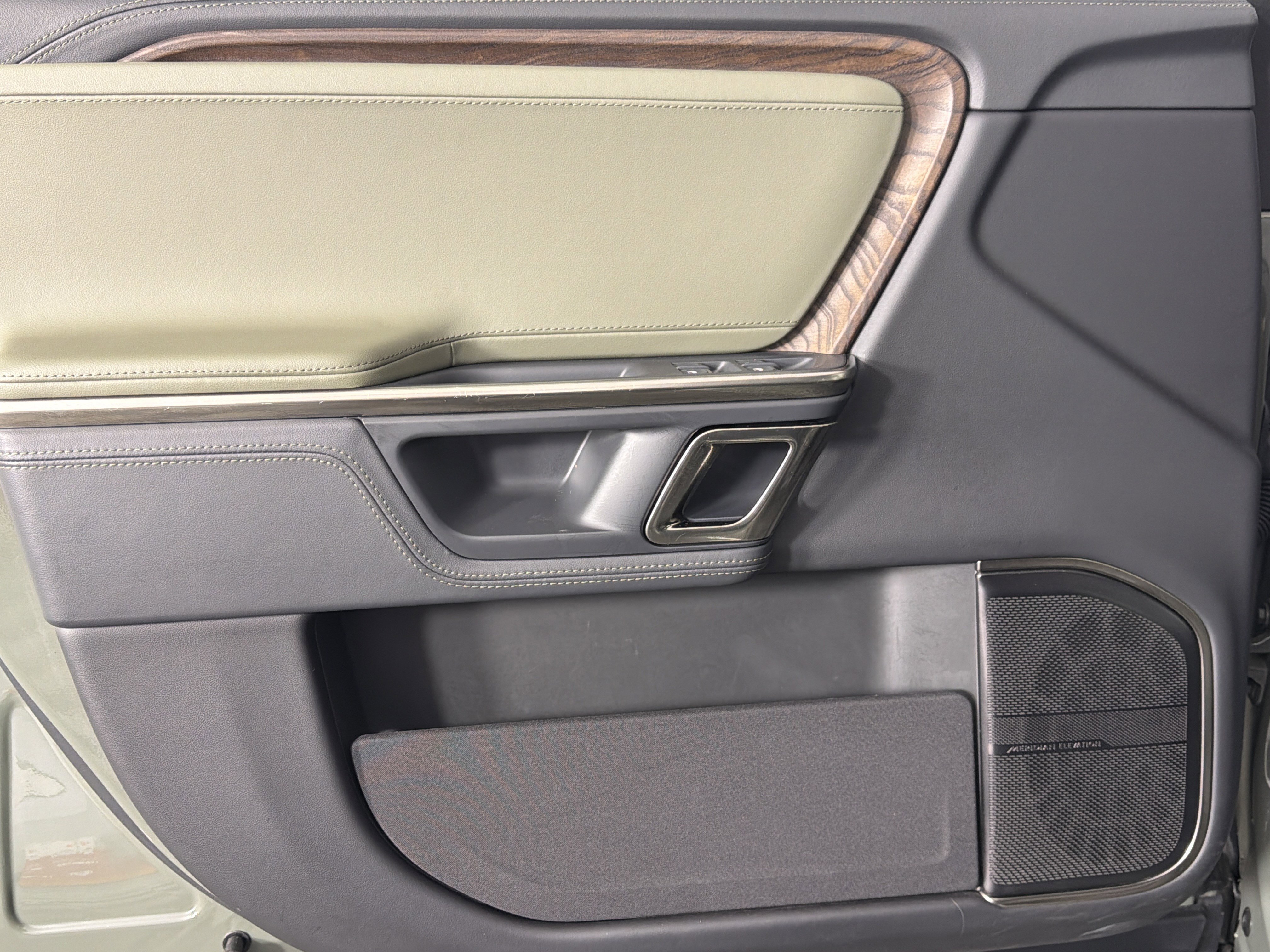 Used 2023 Rivian R1S Launch Edition image 12
