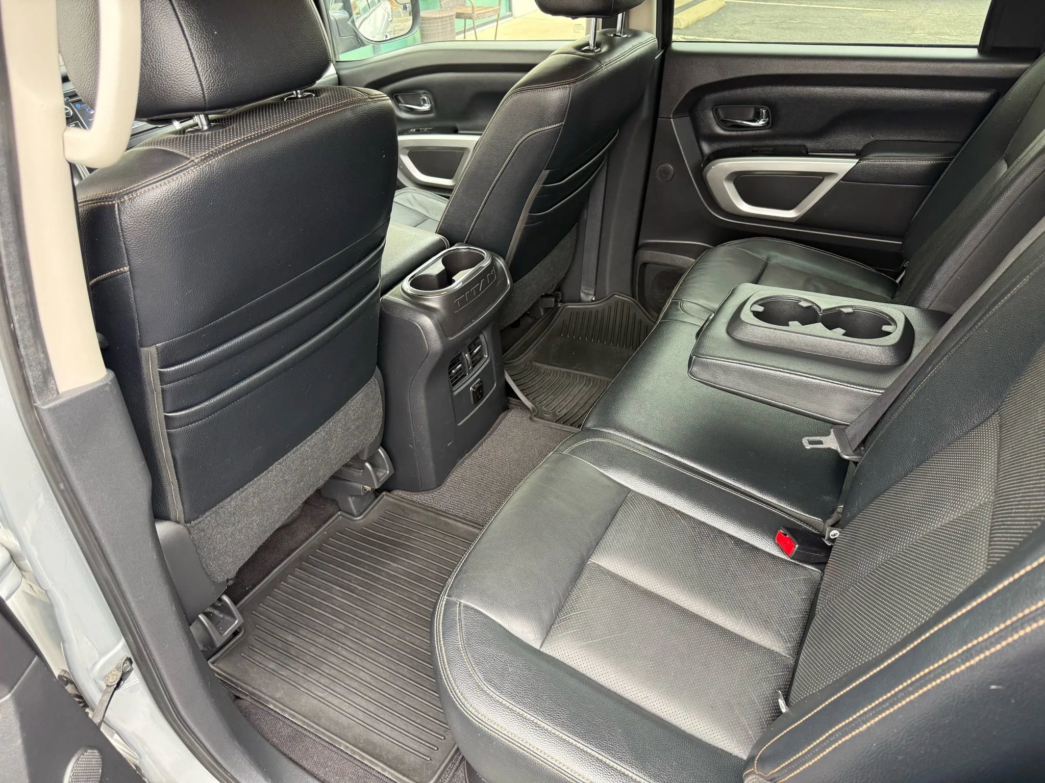 Used 2017 Nissan Titan SL image 23