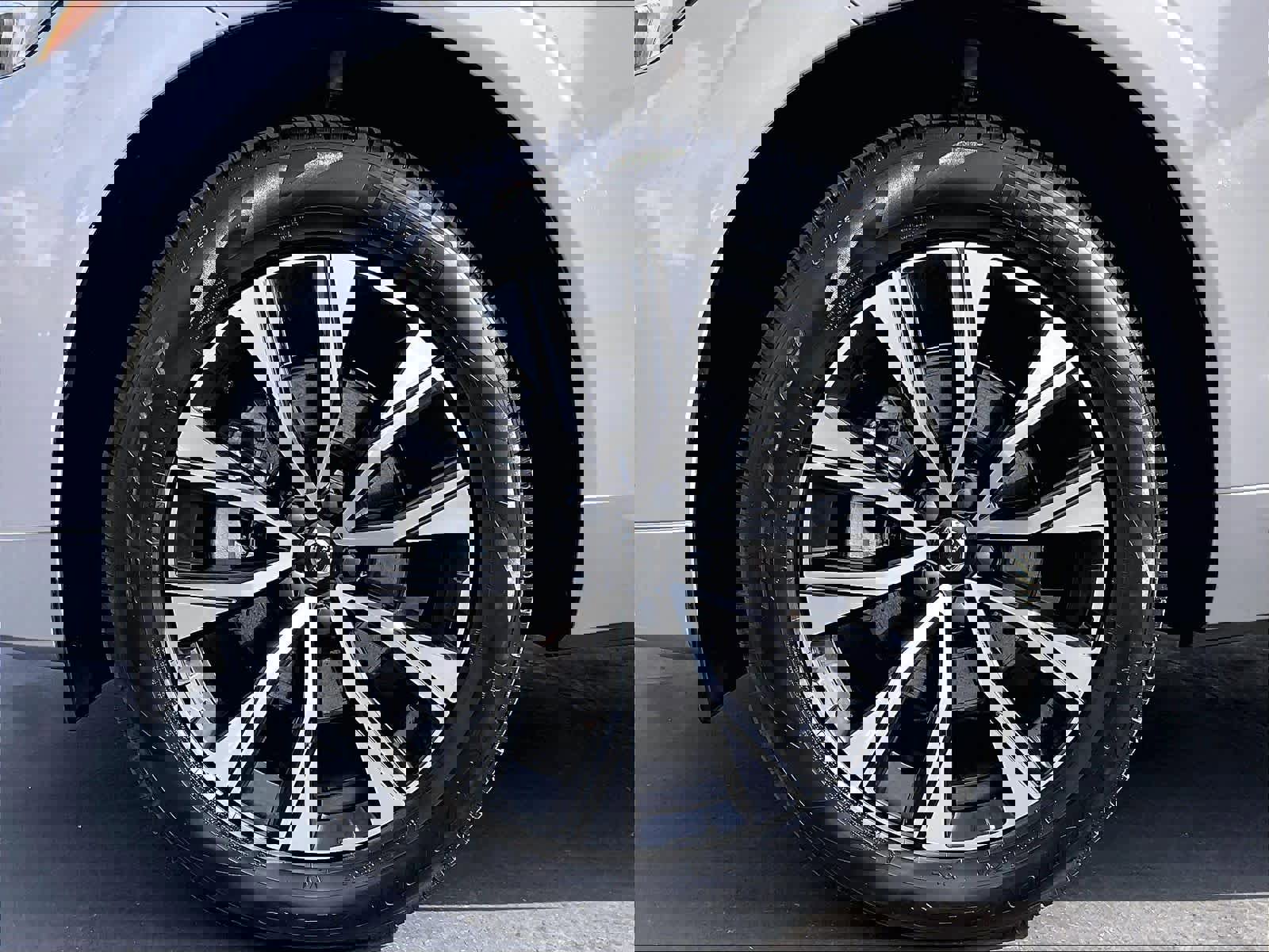 Used 2025 Volvo XC60 B5 Core image 12