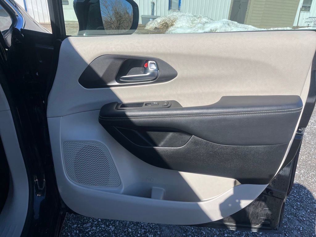 Used 2024 Chrysler Pacifica Limited FWD image 25