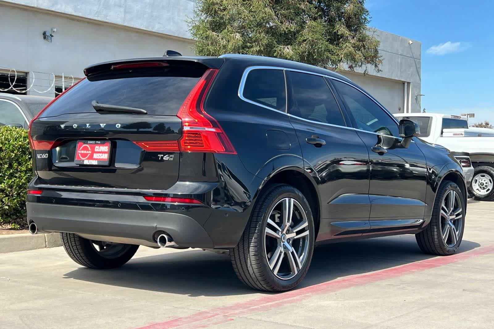 Used 2019 Volvo XC60 T6 Momentum w/ Multimedia Package AWD/4WD image 3