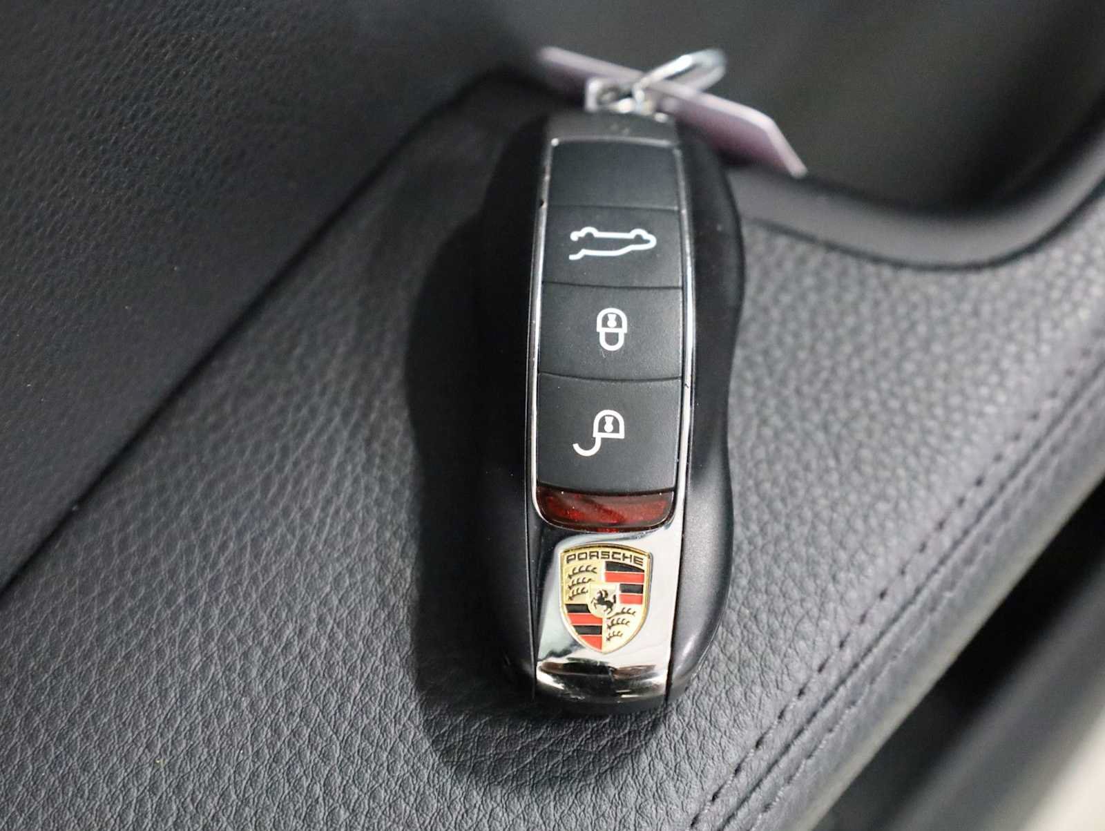 Used 2018 Porsche Macan AWD/4WD image 43