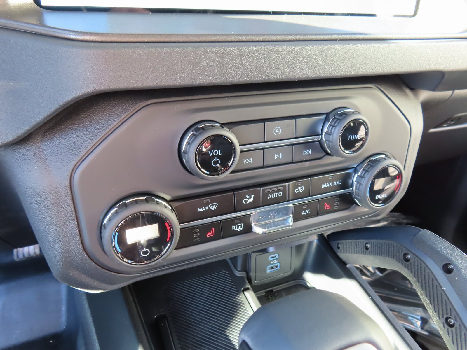 New 2025 Ford Bronco Big Bend w/ Black Diamond Package image 14